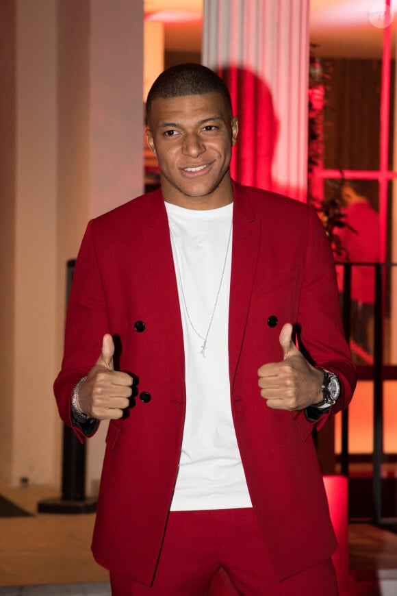 Il aurait également touché une prime à la signature de près de 100 millions d'euros
 
Football - Le Real Madrid officialise l'arrivée de Kylian Mbappé pour cinq - Kylian Mbappé à la soirée d'anniversaire "Neymar JR'S: Nuit Rouge" des 27 ans de Neymar Jr. au Pavillon Gabriel à Paris, France, le 4 février 2019.