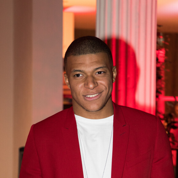 Il aurait également touché une prime à la signature de près de 100 millions d'euros
 
Football - Le Real Madrid officialise l'arrivée de Kylian Mbappé pour cinq - Kylian Mbappé à la soirée d'anniversaire "Neymar JR'S: Nuit Rouge" des 27 ans de Neymar Jr. au Pavillon Gabriel à Paris, France, le 4 février 2019.