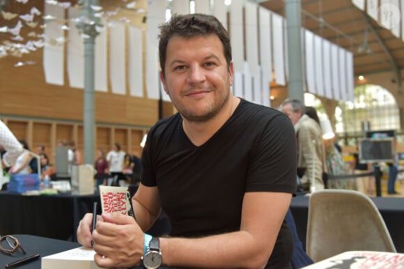 C'est l'auteur français le plus bankable depuis 13 ans.
Guillaume Musso en séance de dédicace lors du 1er Forum Fnac Livres organisé au Carreau du Temple à Paris, le 2 septembre 2016.