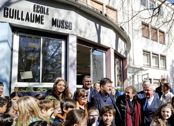 Pour chaque livre sorti, l'auteur, qui vient d'inaugurer une école à son nom, gagne environ 3 millions d'euros.L'école élémentaire "Juan Gare" est rebaptisée école Guillaume Musso en plein centre ville de Juan-les-Pins en présence de l'auteur aux 34 millions de livres vendus dans le monde le 4 mars 2024.  © Frantz Bouton / Nice Matin / Bestimage 