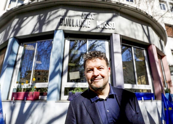 À l'exception de l'année 2023, Musso sort un livre par an.
L'école élémentaire "Juan Gare" est rebaptisée école Guillaume Musso en plein centre ville de Juan-les-Pins en présence de l'auteur aux 34 millions de livres vendus dans le monde le 4 mars 2024.  © Frantz Bouton / Nice Matin / Bestimage 