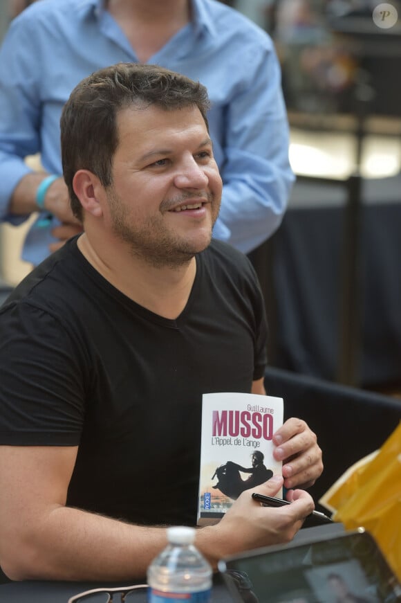 Guillaume Musso en séance de dédicace lors du 1er Forum Fnac Livres organisé au Carreau du Temple à Paris, le 2 septembre 2016.