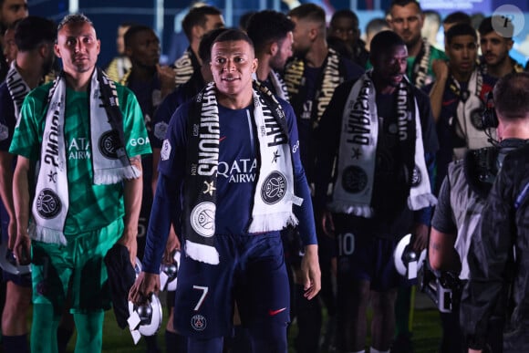 Keylor Navas, Kylian Mbappé - Dernier match de Kylian Mbappé (25 ans) avec le PSG en Ligue 1 Uber Eats lors de la rencontre "PSG-Toulouse" (1-3) au Parc des Princes à Paris le 12 mai 2024. © Cyril Moreau/Bestimage