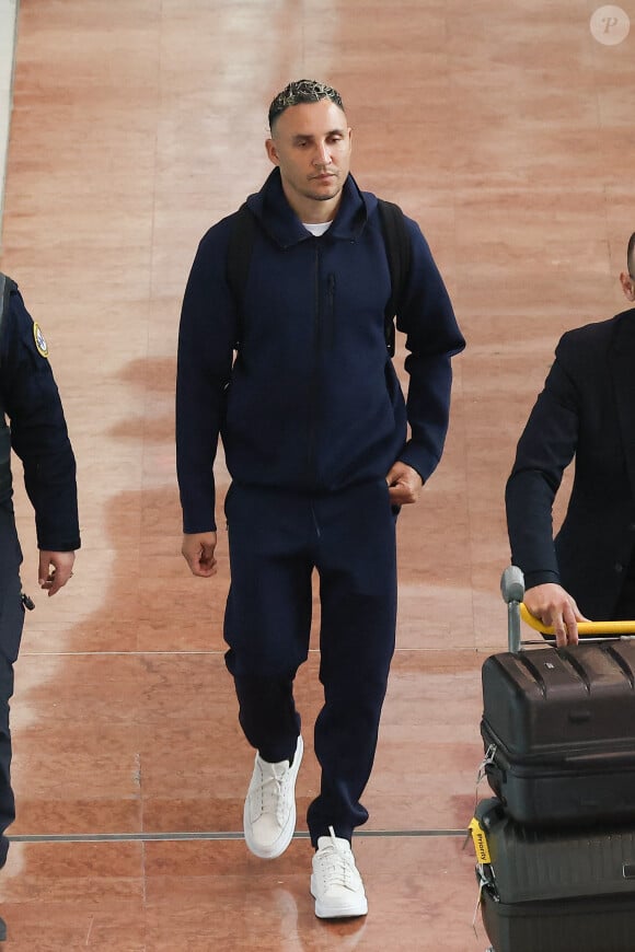 "On est à la frontière du droit pénal avec des faits qui s'analysent comme frôlant l'esclavagisme moderne", assure l'avocat du plaignant
 
Exclusif - Keylor Navas et sa femme Andrea arrivent sous bonne escorte à l'aéroport de Paris-Charles de Gaulle, le 24 mars 2024.