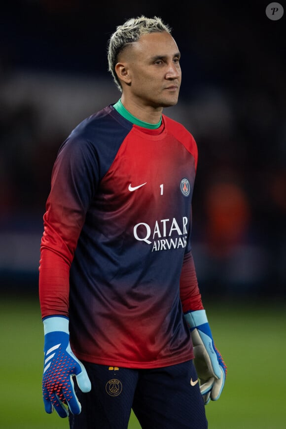 L'homme en question aurait été obligé de porter un fusil à pompes
 
Keylor Navas lors du match aller des huitièmes de finale de la Ligue des champions entre le Paris Saint-Germain (PSG) et la Real Sociedad (2-0) au Parc des Princes à Paris, France, le 15 février 2024. © Jérémy Melloul/Bestimage