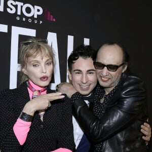 Jordan de Luxe, Nicolas Ker et Arielle Dombasle - Tournage de l'émission " L'instant de Luxe" pour la chaîne "Non Stop People" à Paris le 13 février 2020. © Cédric Perrin/Bestimage