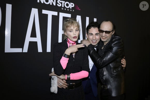 Jordan de Luxe, Nicolas Ker et Arielle Dombasle - Tournage de l'émission " L'instant de Luxe" pour la chaîne "Non Stop People" à Paris le 13 février 2020. © Cédric Perrin/Bestimage