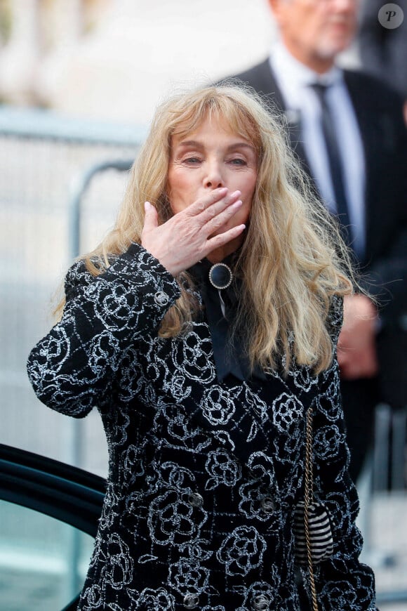 Arielle Dombasle à la sortie du défilé de mode prêt-à-porter Chanel Printemps/été 2024 lors de la Fashion Week de Paris (PFW), au Grand Palais Éphémère Place Joffre, à Paris, France, le 3 octobre 2023. © Christophe Clovis/Bestimage