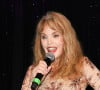 Après ce décès, Arielle Dombasle a traversé une période difficile et était "malheureuse comme les pierres".
Arielle Dombasle en showcase pour la promotion du lancement de l'album "Iconics" au Bœuf sur le Toit à Paris le 15 mai 2024. © Coadic Guirec/Bestimage