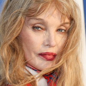 À l'âge de dix ans, elle a perdu sa mère.
Arielle Dombasle au photocall du 37ᵉ festival du film de Cabourg - Journées romantiques le 15 juin 2023. © Coadic Guirec / Bestimage