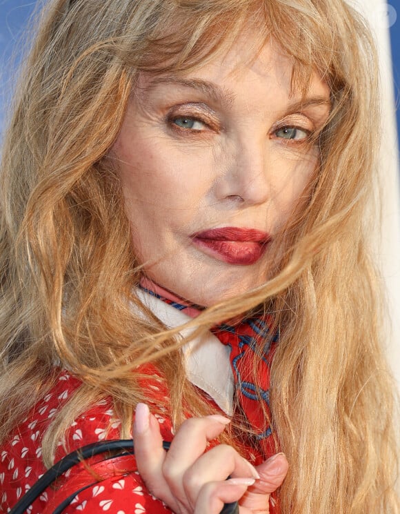 À l'âge de dix ans, elle a perdu sa mère.
Arielle Dombasle au photocall du 37ᵉ festival du film de Cabourg - Journées romantiques le 15 juin 2023. © Coadic Guirec / Bestimage