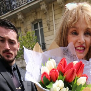 Arielle Dombasle à l'émission "Les Grosses Têtes" à la sortie des studios RTL à Paris. Le 27 avril 2023 © Jonathan Rebboah / Panoramic / Bestimage