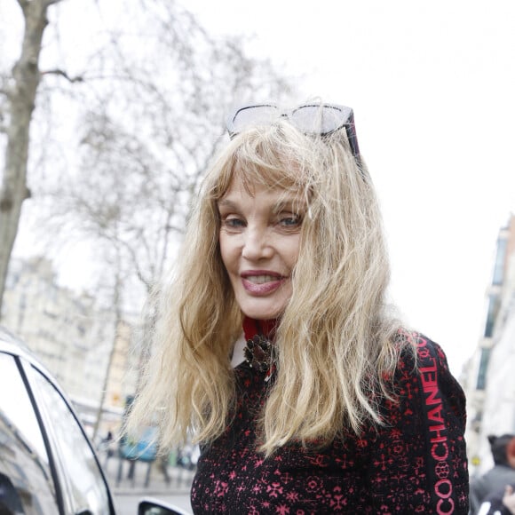 Arielle Dombasle à la sortie d'un enregistrement radio aux studios RTL à Neuilly-sur-Seine, France, le 21 mars 2023.