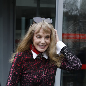 Arielle Dombasle à la sortie d'un enregistrement radio aux studios RTL à Neuilly-sur-Seine, France, le 21 mars 2023.