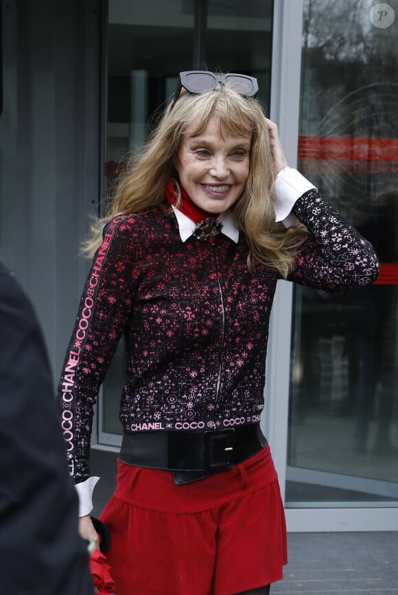 Arielle Dombasle à la sortie d'un enregistrement radio aux studios RTL à Neuilly-sur-Seine, France, le 21 mars 2023.