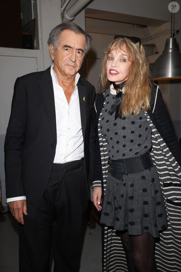 Bernard-Henri Lévy (BHL) et sa femme Arielle Dombasle - Soirée de mobilisation "L'Europe contre l'antisémitisme" au théâtre Antoine à Paris le 3 juin 2024. Depuis les attaques terroristes du Hamas du 7 octobre 2023, le nombre d'agressions à caractère antisémite s'envole. Au premier trimestre de l'année 2024, " 366 faits antisémites " ont été enregistrés par le gouvernement français, en hausse de 300 % par rapport au même trimestre l'année précédente. En 2023, 1 676 actes antisémites avaient été recensés, contre 436 en 2022, après une " explosion " de cette haine après le 7 octobre, selon le Conseil représentatif des institutions juives de France (Crif). © Coadic Guirec/Bestimage 