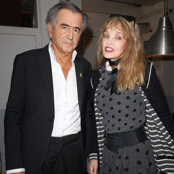 Bernard-Henri Lévy (BHL) et sa femme Arielle Dombasle - Soirée de mobilisation "L'Europe contre l'antisémitisme" au théâtre Antoine à Paris le 3 juin 2024. Depuis les attaques terroristes du Hamas du 7 octobre 2023, le nombre d'agressions à caractère antisémite s'envole. Au premier trimestre de l'année 2024, " 366 faits antisémites " ont été enregistrés par le gouvernement français, en hausse de 300 % par rapport au même trimestre l'année précédente. En 2023, 1 676 actes antisémites avaient été recensés, contre 436 en 2022, après une " explosion " de cette haine après le 7 octobre, selon le Conseil représentatif des institutions juives de France (Crif). © Coadic Guirec/Bestimage 