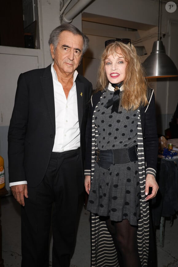 Bernard-Henri Lévy (BHL) et sa femme Arielle Dombasle - Soirée de mobilisation "L'Europe contre l'antisémitisme" au théâtre Antoine à Paris le 3 juin 2024. Depuis les attaques terroristes du Hamas du 7 octobre 2023, le nombre d'agressions à caractère antisémite s'envole. Au premier trimestre de l'année 2024, " 366 faits antisémites " ont été enregistrés par le gouvernement français, en hausse de 300 % par rapport au même trimestre l'année précédente. En 2023, 1 676 actes antisémites avaient été recensés, contre 436 en 2022, après une " explosion " de cette haine après le 7 octobre, selon le Conseil représentatif des institutions juives de France (Crif). © Coadic Guirec/Bestimage 