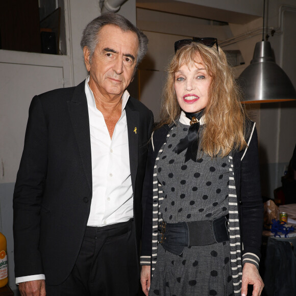 Bernard-Henri Lévy (BHL) et sa femme Arielle Dombasle - Soirée de mobilisation "L'Europe contre l'antisémitisme" au théâtre Antoine à Paris le 3 juin 2024. Depuis les attaques terroristes du Hamas du 7 octobre 2023, le nombre d'agressions à caractère antisémite s'envole. Au premier trimestre de l'année 2024, " 366 faits antisémites " ont été enregistrés par le gouvernement français, en hausse de 300 % par rapport au même trimestre l'année précédente. En 2023, 1 676 actes antisémites avaient été recensés, contre 436 en 2022, après une " explosion " de cette haine après le 7 octobre, selon le Conseil représentatif des institutions juives de France (Crif). © Coadic Guirec/Bestimage 