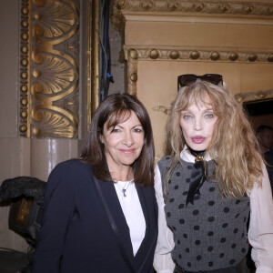 Anne Hidalgo et Arielle Dombasle - Soirée de mobilisation "L'Europe contre l'antisémitisme" au théâtre Antoine à Paris le 3 juin 2024. © Cédric Perrin/Bestimage