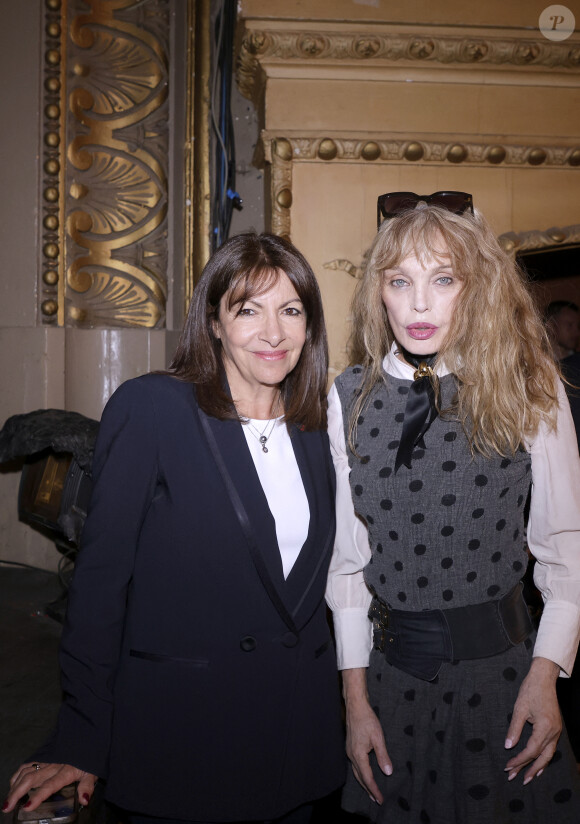 Anne Hidalgo et Arielle Dombasle - Soirée de mobilisation "L'Europe contre l'antisémitisme" au théâtre Antoine à Paris le 3 juin 2024. © Cédric Perrin/Bestimage