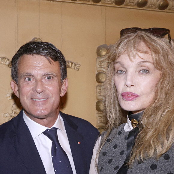 Manuel Valls et Arielle Dombasle - Soirée de mobilisation "L'Europe contre l'antisémitisme" au théâtre Antoine à Paris le 3 juin 2024. © Cédric Perrin/Bestimage