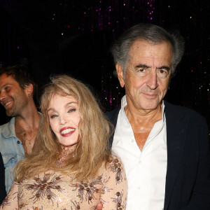 Exclusif - Bernard-Henri Levy avec sa femme Arielle Dombasle - Arielle Dombasle en showcase pour la promotion du lancement de l'album "Iconics" au Bœuf sur le Toit à Paris le 15 mai 2024. © Coadic Guirec/Bestimage  No Web - Belgique et Suisse 