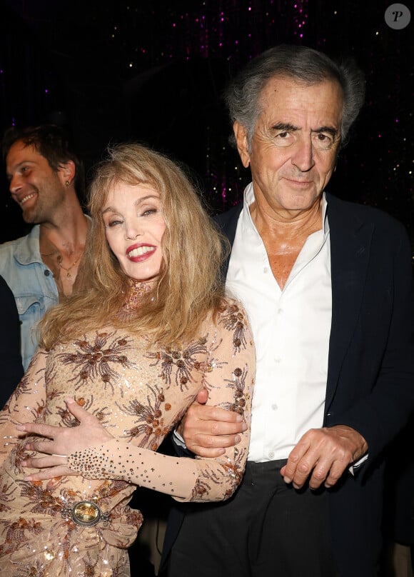 Exclusif - Bernard-Henri Levy avec sa femme Arielle Dombasle - Arielle Dombasle en showcase pour la promotion du lancement de l'album "Iconics" au Bœuf sur le Toit à Paris le 15 mai 2024. © Coadic Guirec/Bestimage  No Web - Belgique et Suisse 