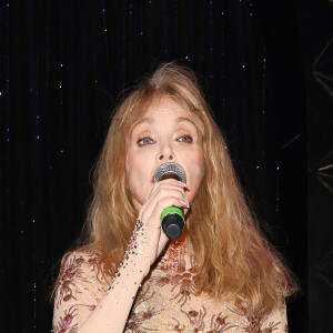 Exclusif - Arielle Dombasle - Arielle Dombasle en showcase pour la promotion du lancement de l'album "Iconics" au Bœuf sur le Toit à Paris le 15 mai 2024. © Coadic Guirec/Bestimage  No Web - Belgique et Suisse 