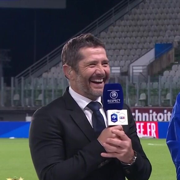 Bixente Lizarazu hilare après une séquence gênante
 