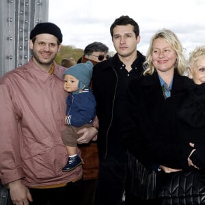 dont elle parle avec une tendresse infinie dans les pages de "Gala"
Alessandro Belmondo et son fils Vahé, Giacomo Belmondo, Luana Belmondo, Muriel Belmondo, Stella Belmondo, Alain Belmondo, Paul Belmondo, Victor Belmondo - Inauguration de "La promenade Jean-Paul Belmondo" au terre-plein central du pont de Bir-Hakeim, ouvrage public communal situé sous le viaduc du métro aérien, à Paris (15e, 16e) le 12 avril 2023.© Cyril Moreau/Bestimage