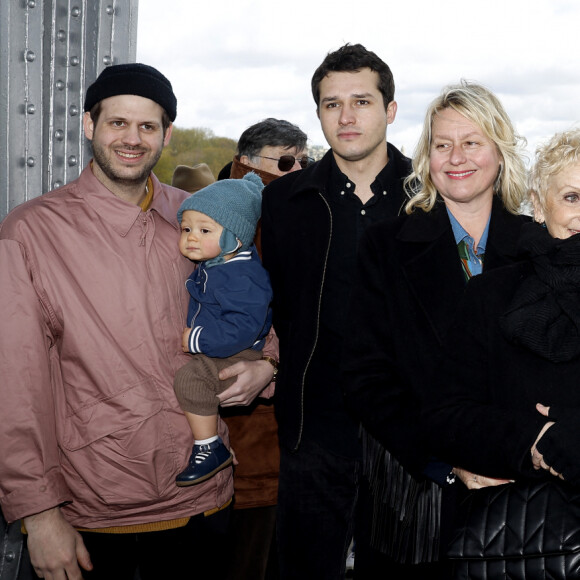 dont elle parle avec une tendresse infinie dans les pages de "Gala"
Alessandro Belmondo et son fils Vahé, Giacomo Belmondo, Luana Belmondo, Muriel Belmondo, Stella Belmondo, Alain Belmondo, Paul Belmondo, Victor Belmondo - Inauguration de "La promenade Jean-Paul Belmondo" au terre-plein central du pont de Bir-Hakeim, ouvrage public communal situé sous le viaduc du métro aérien, à Paris (15e, 16e) le 12 avril 2023.© Cyril Moreau/Bestimage