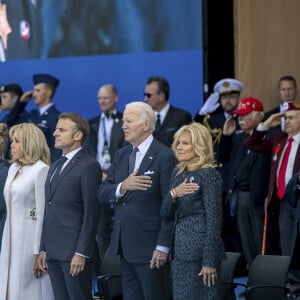 Le président Emmanuel Macron décore des vétérans de la Légion d'honneur lors de la cérémonie Franco-américaine au cimetière américain de Colleville sur Mer dans le cadre de la commémoration du 80ème anniversaire du débarquement en Normandie le 6 juin 2024. © 1st Lt. Katherine Sibilla/Us Arm/Planet Pix via ZUMA Press Wire / Bestimage 