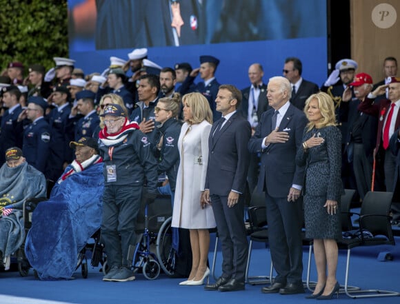 Le président Emmanuel Macron décore des vétérans de la Légion d'honneur lors de la cérémonie Franco-américaine au cimetière américain de Colleville sur Mer dans le cadre de la commémoration du 80ème anniversaire du débarquement en Normandie le 6 juin 2024. © 1st Lt. Katherine Sibilla/Us Arm/Planet Pix via ZUMA Press Wire / Bestimage 