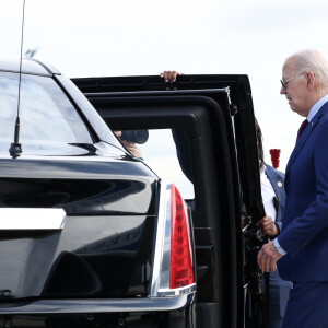 Le premier ministre Gabriel Attal accueille le président Joe Biden à l'aéroport de Orly le 5 juin 2024. Le président des États-Unis rejoindra jeudi les plages normandes pour le 80ème anniversaire du D-Day, où il retrouvera d'autres responsables politiques, comme le chancelier allemand O.Scholz ou le président ukrainien V.Zelensky. © Stéphane Lemouton / Bestimage 