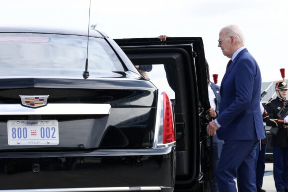 Le premier ministre Gabriel Attal accueille le président Joe Biden à l'aéroport de Orly le 5 juin 2024. Le président des États-Unis rejoindra jeudi les plages normandes pour le 80ème anniversaire du D-Day, où il retrouvera d'autres responsables politiques, comme le chancelier allemand O.Scholz ou le président ukrainien V.Zelensky. © Stéphane Lemouton / Bestimage 