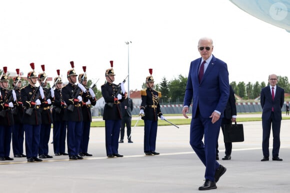 Le premier ministre Gabriel Attal accueille le président Joe Biden à l'aéroport de Orly le 5 juin 2024. Le président des États-Unis rejoindra jeudi les plages normandes pour le 80ème anniversaire du D-Day, où il retrouvera d'autres responsables politiques, comme le chancelier allemand O.Scholz ou le président ukrainien V.Zelensky. © Stéphane Lemouton / Bestimage 