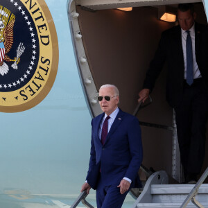 Le premier ministre G.Attal accueille le président Joe Biden à l'aéroport de Orly le 5 juin 2024. Le président des États-Unis rejoindra jeudi les plages normandes pour le 80ème anniversaire du D-Day, où il retrouvera d'autres responsables politiques, comme le chancelier allemand O.Scholz ou le président ukrainien V.Zelensky. © Stéphane Lemouton / Bestimage 