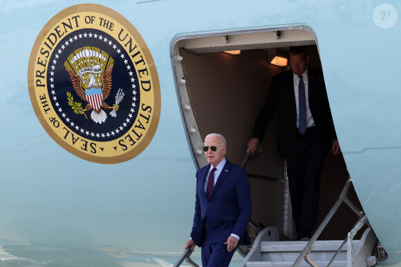 Le premier ministre G.Attal accueille le président Joe Biden à l'aéroport de Orly le 5 juin 2024. Le président des États-Unis rejoindra jeudi les plages normandes pour le 80ème anniversaire du D-Day, où il retrouvera d'autres responsables politiques, comme le chancelier allemand O.Scholz ou le président ukrainien V.Zelensky. © Stéphane Lemouton / Bestimage 