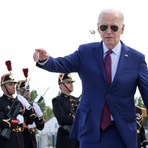 Le premier ministre Gabriel Attal accueille le président Joe Biden à l'aéroport de Orly le 5 juin 2024. Le président des États-Unis rejoindra jeudi les plages normandes pour le 80ème anniversaire du D-Day, où il retrouvera d'autres responsables politiques, comme le chancelier allemand O.Scholz ou le président ukrainien V.Zelensky. © Stéphane Lemouton / Bestimage 