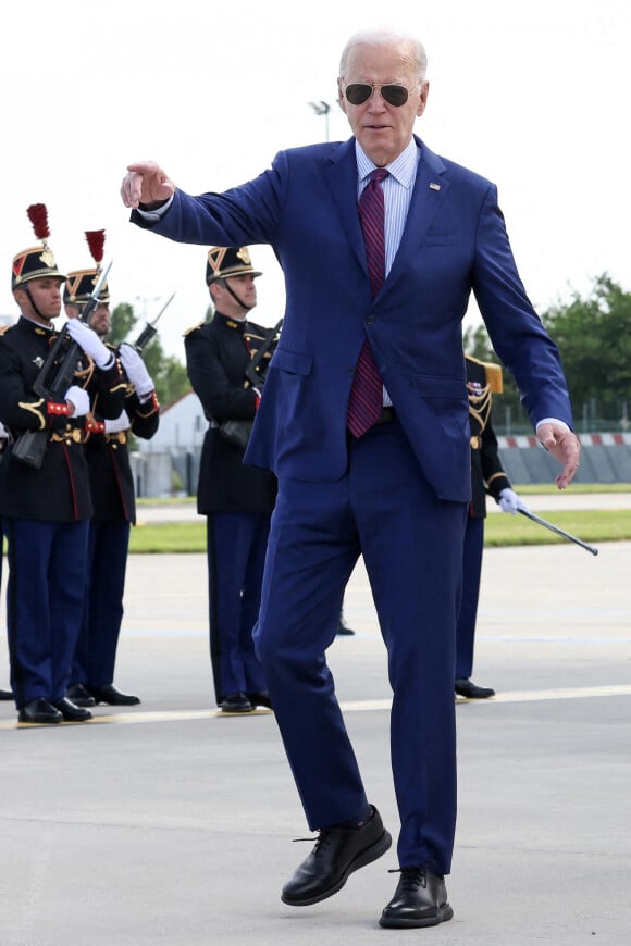 Le premier ministre Gabriel Attal accueille le président Joe Biden à l'aéroport de Orly le 5 juin 2024. Le président des États-Unis rejoindra jeudi les plages normandes pour le 80ème anniversaire du D-Day, où il retrouvera d'autres responsables politiques, comme le chancelier allemand O.Scholz ou le président ukrainien V.Zelensky. © Stéphane Lemouton / Bestimage 