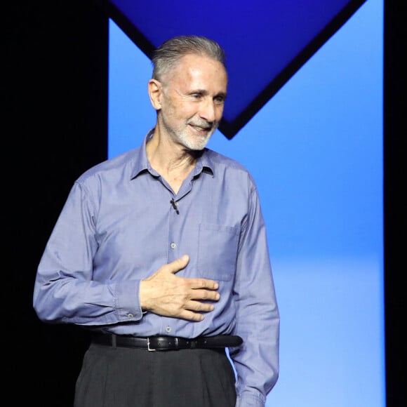 Exclusif - Thierry Lhermitte salue le public - Représentation de la pièce de théâtre "Fleurs de soleil" au théâtre Antoine à Paris, France, le 16 mars 2023. © Bertrand Rindoff/Bestimage 