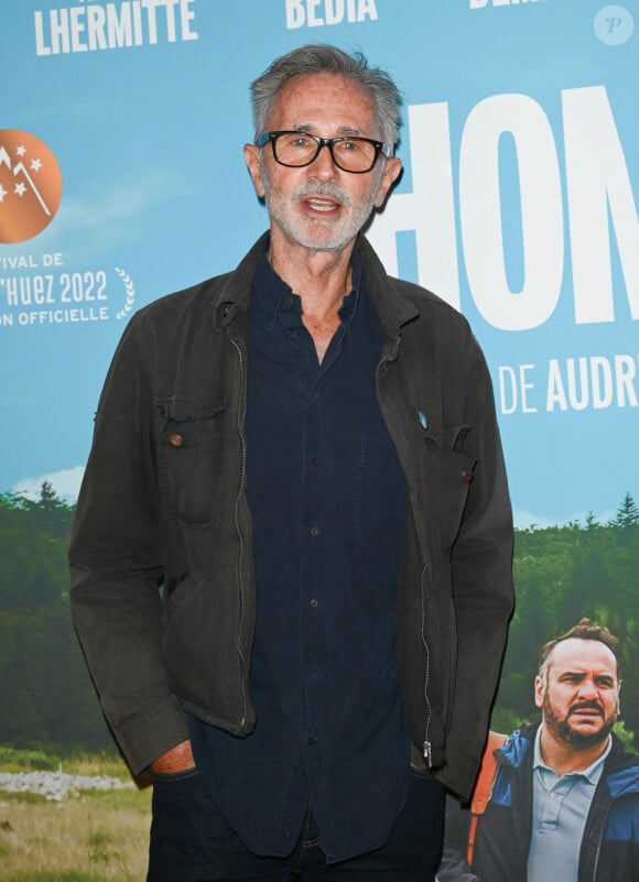 Thierry Lhermitte - Avant-première du film "Hommes au bord de la crise de nerfs" au cinéma Pathé Wepler à Paris. Le 11 mai 2022 © Coadic Guirec / Bestimage  