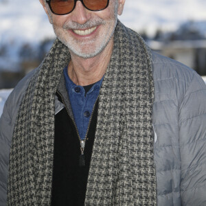 Thierry Lhermitte - Photocall du film "Alors on danse" lors de la 25ème édition du Festival international du film de comédie de l'Alpe d'Huez le 19 janvier 2022. © Christophe Aubert via Bestimage  