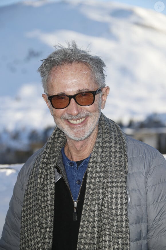 Thierry Lhermitte - Photocall du film "Alors on danse" lors de la 25ème édition du Festival international du film de comédie de l'Alpe d'Huez le 19 janvier 2022. © Christophe Aubert via Bestimage  