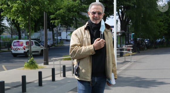 le corps de haut en bas, survenant lors de la flexion de la tête et témoignant d'un phénomène inflammatoire actif au niveau de la moelle cervicale",
Exclusif - Thierry Lhermitte quitte les studios de Radio France à Paris le 3 mai 2021. © Panoramic / Bestimage