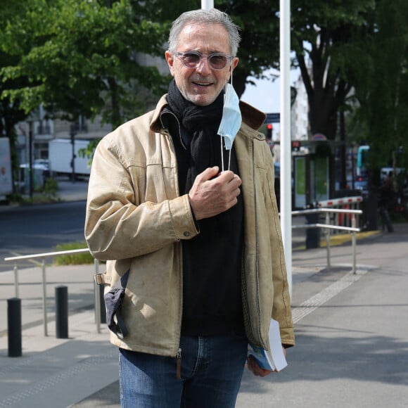 le corps de haut en bas, survenant lors de la flexion de la tête et témoignant d'un phénomène inflammatoire actif au niveau de la moelle cervicale",
Exclusif - Thierry Lhermitte quitte les studios de Radio France à Paris le 3 mai 2021. © Panoramic / Bestimage