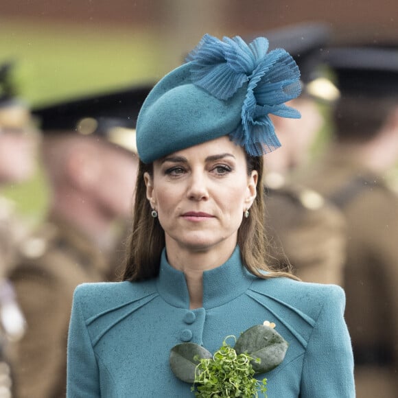 Mais Kate Middleton, qui lutte contre un cancer, doit encore se reposer
La colonelle Catherine (Kate) Middleton, princesse de Galles, à l'assemblée annuelle des Irish Guards Parade de la St Patrick à Mons Barracks à Aldershot, le 17 mars 2023. Catherine (Kate) Middleton, princesse de Galles, a récemment été nommée colonelle de l'Irish Guards par le roi d'Angleterre. 