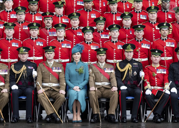 En tant que colonelle des gardes iralndais, le prince de Galles ne loupe jamais cet évènement
Le prince William, prince de Galles, et la colonelle Catherine (Kate) Middleton, princesse de Galles, à l'assemblée annuelle des Irish Guards Parade de la St Patrick à Mons Barracks à Aldershot, le 17 mars 2023. Catherine (Kate) Middleton, princesse de Galles, a récemment été nommée colonelle de l'Irish Guards par le roi d'Angleterre. 