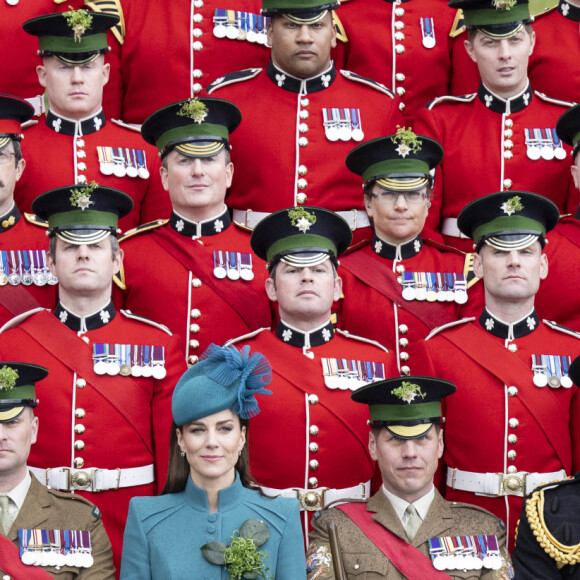 En tant que colonelle des gardes iralndais, le prince de Galles ne loupe jamais cet évènement
Le prince William, prince de Galles, et la colonelle Catherine (Kate) Middleton, princesse de Galles, à l'assemblée annuelle des Irish Guards Parade de la St Patrick à Mons Barracks à Aldershot, le 17 mars 2023. Catherine (Kate) Middleton, princesse de Galles, a récemment été nommée colonelle de l'Irish Guards par le roi d'Angleterre. 